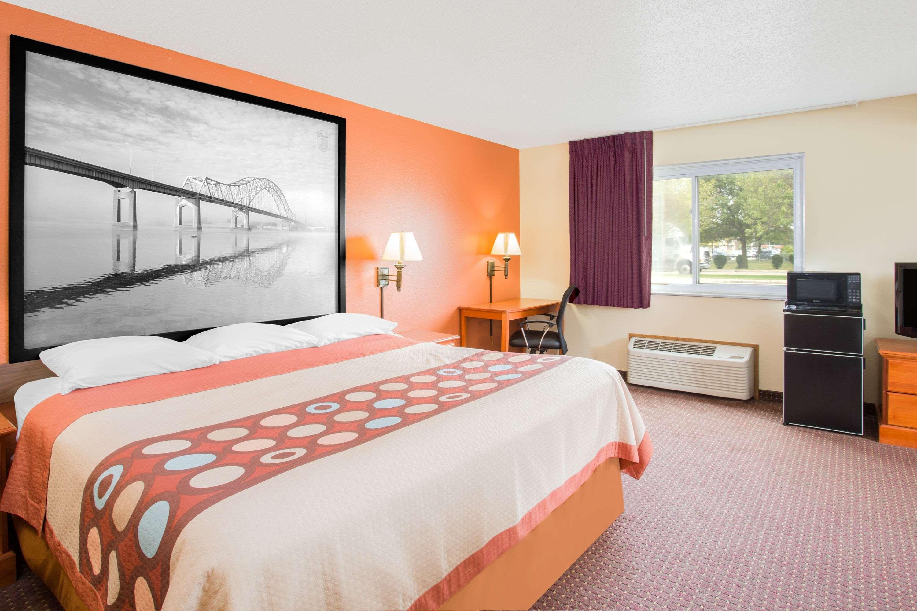 Super 8 By Wyndham Waverly Dış mekan fotoğraf