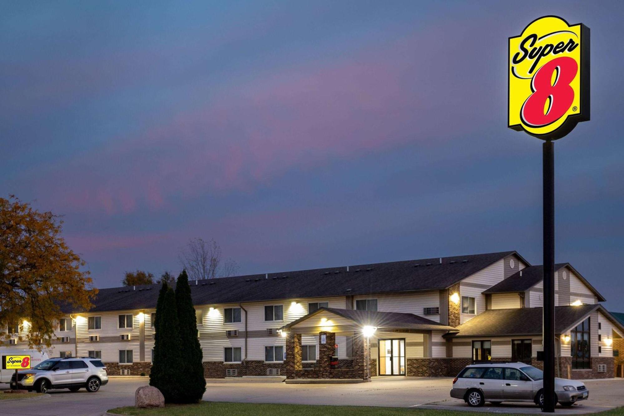 Super 8 By Wyndham Waverly Dış mekan fotoğraf